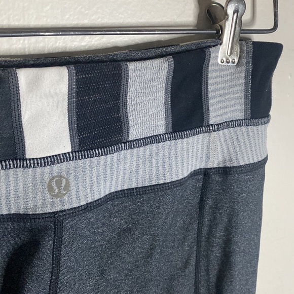 🌷Adorable Grey Lululemon flair reversible leggings with pattern on top! - Picture 10 of 13